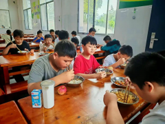 <b>新颖蔬菜摆放划一；资金实行“校财局</b>